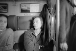 http://www.raymondeapril.com/files/gimgs/th-188_Amitiés_790-0001_Michèle dans le train_web800.jpg